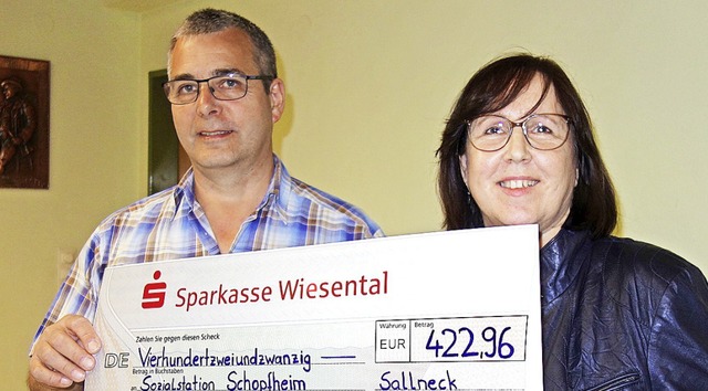 Sallnecks Ortsvorsteher Thomas Wetzel ...Schopfheim,  den Scheck ber 422 Euro.  | Foto: Gudrun Gehr