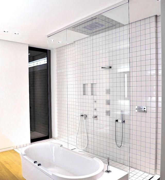 &#8222;Die berhmteste Badewanne Deuts...#8211; mit eingelassener Deckenbrause.  | Foto:                                     