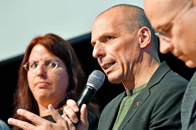 Yanis Varoufakis neben Monika Stein auf dem Podium im Brgerhaus am Seepark.  | Foto: Michael Bamberger
