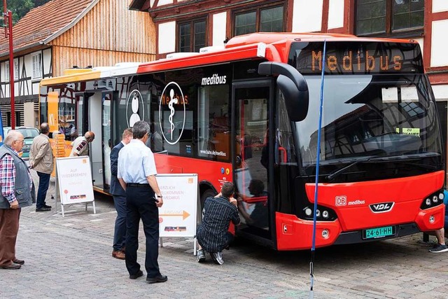 Der &#8222;Medibus&#8220; soll fr min... Vereinigung (KV) Hessen und DB Regio.  | Foto: dpa