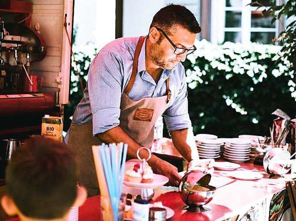 Gianluigi Palma beim Kaffee servieren  | Foto: Two Phaze Design/Florian Dietzenschmidt