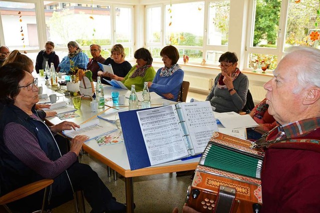 Mit seiner Ziehharmonika sorgt Klaus B...Rahmen des Freitag-Treffs organisiert.  | Foto: Gerhard Lck