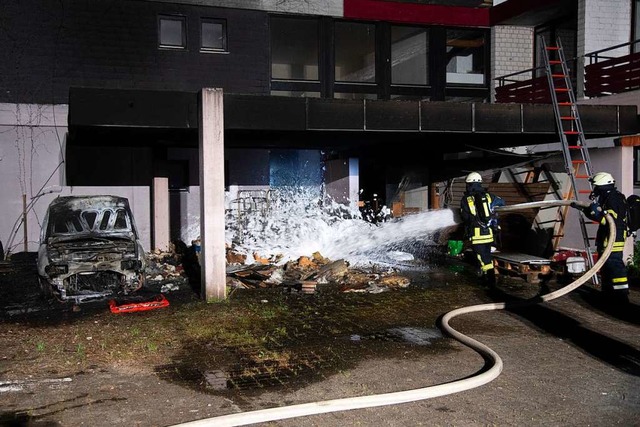 In Brand gesteckt wurde ein Fahrzeug u...auf das Gebude weitgehend verhindern.  | Foto: Volker Mnch
