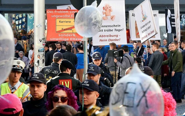 Piusbrder und Gegendemonstranten im vergangenen Jahr.  | Foto: Thomas Kunz