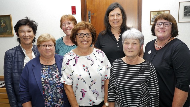 Die sieben Frauen des Vorstandsteams (...ccan, Gertrud Boos und Sigrun Scholler  | Foto: Christa Hlter-HAssler