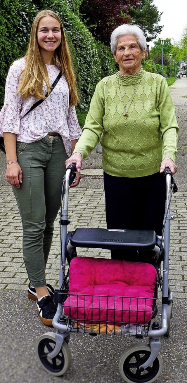 Abiturientin Lina Kirstein und Rentnerin Ruth Stein bei einem Spaziergang  | Foto: Ute Schler