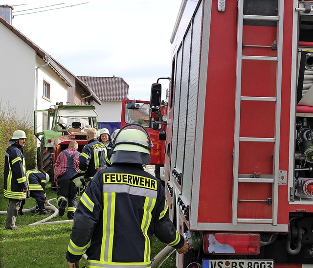 Die Donaueschinger Feuerwehr versorgt ... im Wald bei der Ortschaft zu lschen.  | Foto: Guy Simon