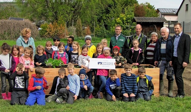 Die Kinder und Betreuer des Ackerproje...tzung der Raiffeisenbank Kaiserstuhl.   | Foto: privat