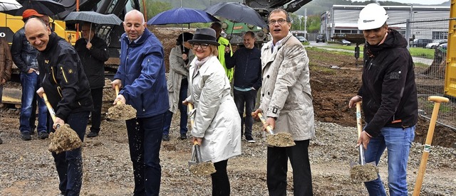 Gemeinsamer Spatenstich (von links):  ...dr Vgt, Oberbauleiter von  Schleith.  | Foto: Heinz Vollmar