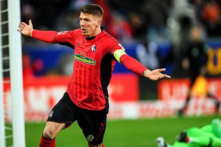 Dezember 2018: Der Kapitän dreht zum Jubeln ab. Vor heimischer Kulisse kann der SC Freiburg die favorisierten Bullen aus Leipzig mit 3:0 aus dem Stadion schießen. Unter den Torschützen damals: SC-Kapitän Mike Frantz.In vier Duellen im Schwarzwaldstadion konnten die Freiburger bislang drei Mal gegen Leipzig gewinnen, bei einer Niederlage. (Foto: dpa) Dezember 2018: Der Kapitän dreht zum Jubeln ab. Vor heimischer Kulisse kann der SC Freiburg die favorisierten Bullen aus Leipzig mit 3:0 aus dem Stadion schießen. Unter den Torschützen damals: SC-Kapitän Mike Frantz.In vier Duellen im Schwarzwaldstadion konnten die Freiburger bislang drei Mal gegen Leipzig gewinnen, bei einer Niederlage. (Foto: dpa)