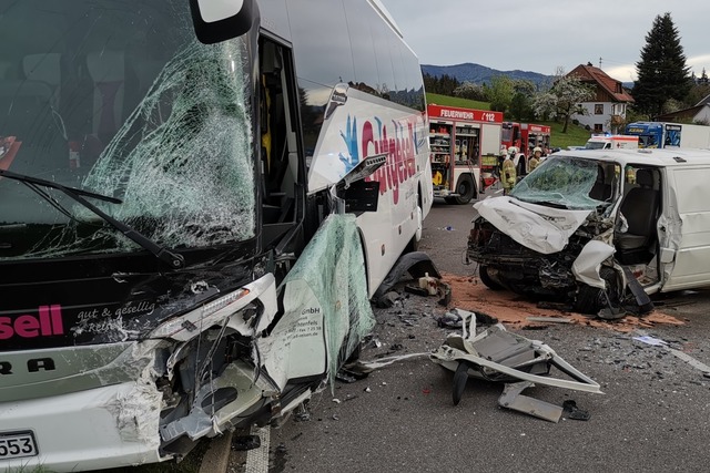 Durch den Unfall war die B294 zeitweise komplett gesperrt.  | Foto: kamera24.tv