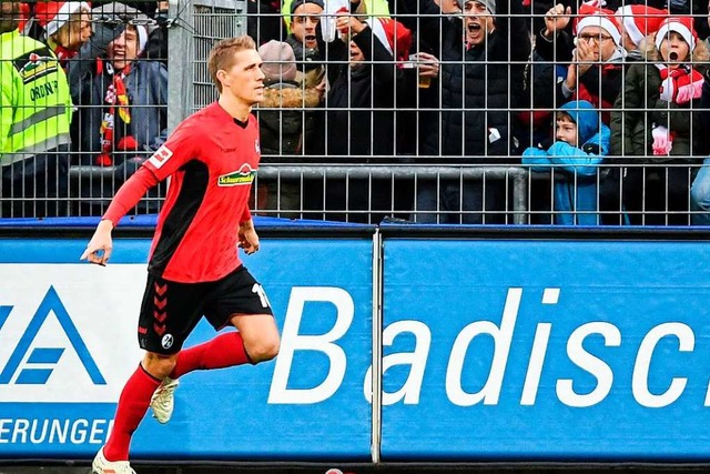 Ob das Motto greift? Nils Petersen ist...eim 3:0-Sieg in der Vorrunde bewiesen.  | Foto: Patrick Seeger