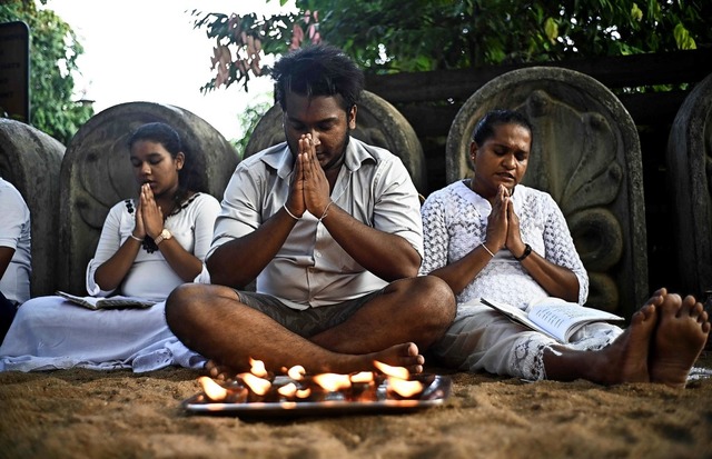Nach Anschlgen gegen Christen: Buddhi...chen Hauptstadt Colombo fr die Opfer.  | Foto: Fotos: AFP, privat