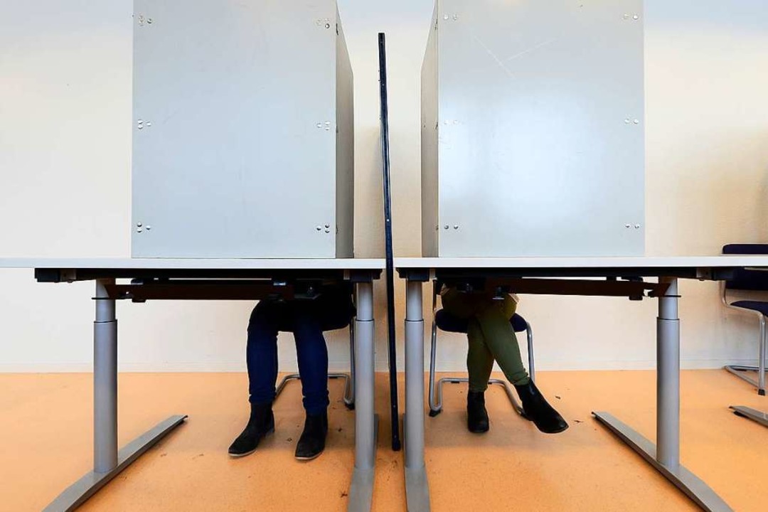 Junge Wählerinnen in der Wahlkabine (Archivbild).  | Foto: Ingo Schneider