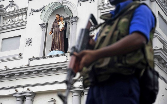 Erhhtes Sicherheitsbedrfnis: Ein Polizist vor einer Kirche in Colombo.  | Foto:  AFP