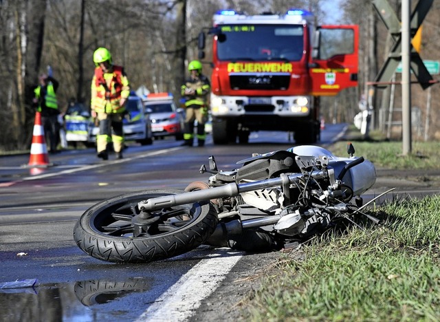 Viel PS, keine Knautschzone und schwer...; Motorradfahrer gehen ein Risiko ein.  | Foto:  dpa