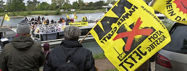 Protest per Ausflugsdampfer  | Foto:  Salzer-Deckert