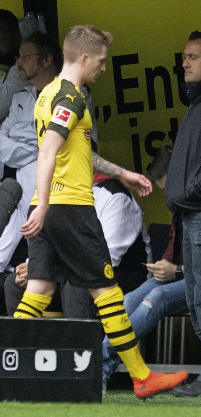 Abgang: Marco Reus nach seinem Platzverweis   | Foto:  dpa