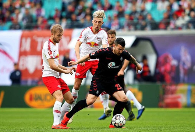 Jerome Gondorf setzt sich gegen die Leipziger durch.  | Foto: AFP