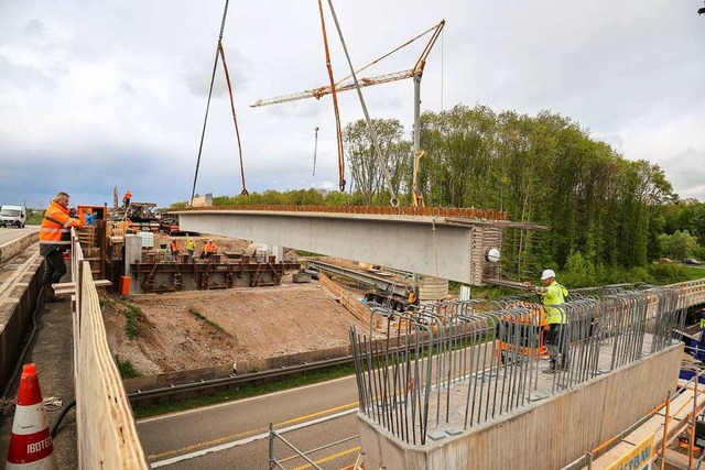 Einer der  65  Tonnen schweren  Trger...Autobahn war dafr teilweise gesperrt.  | Foto: Sandra Decoux-Kone