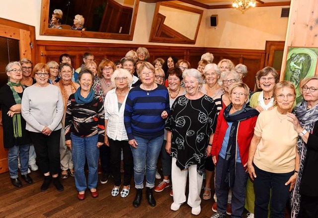 Grndungs-Versammlung der Freiburger G...a) umringt von ihren Mitstreiterinnen.  | Foto: Rita Eggstein