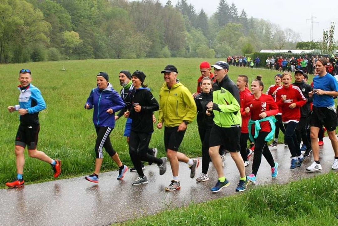 Eine beeindruckende Läufergruppe trat trotz des schlechten Wetters an.  | Foto: Ralph Lacher 