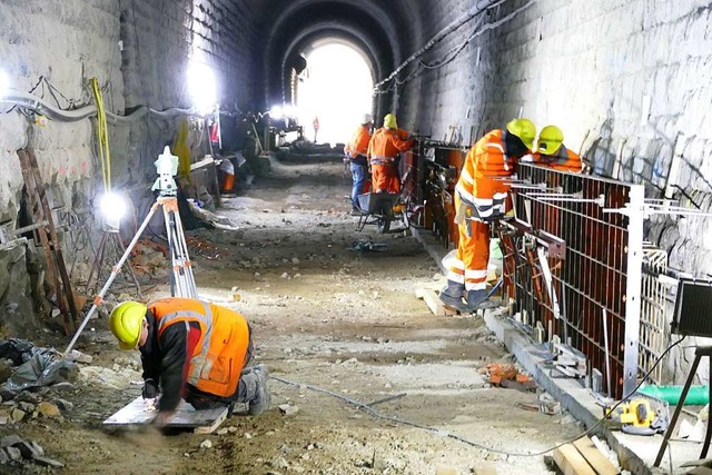Die Bauarbeiter bereiten die Verstrkung der Tunnelinnenwnde vor.  | Foto: Peter Stellmach