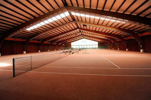 Bei strahlendem Sonnenschein drauen i... Tennishalle in Nimburg auch mal leer.  | Foto: Markus Zimmermann