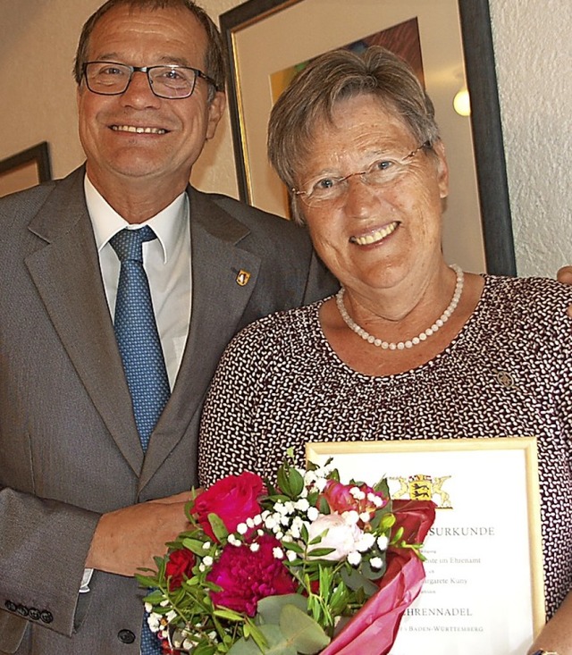 Heidi Kuny freut sich ber die Ehrenna...e Klaus Eberhardt ihr berbracht hat.   | Foto: Petra Wunderle