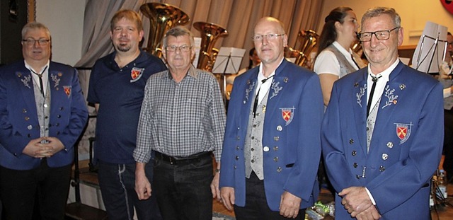 Vorsitzender Jrgen Kaiser (v.li.) ern...5 Jahre) und Gerhard Kehl (50 Jahre).   | Foto: Yvonne Wrth