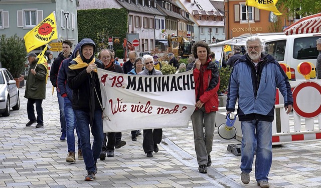 Vor ihrer Fahrt nach Colmar zogen eini...aftgegner zum  Breisacher Marktplatz.   | Foto: Julius Steckmeister