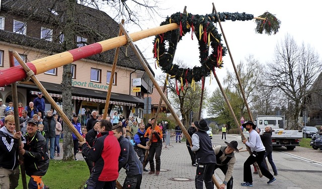 Krftige Handwerker richteten mit Hilf... im Ortszentrum von Hinterzarten auf.   | Foto: Dieter Maurer