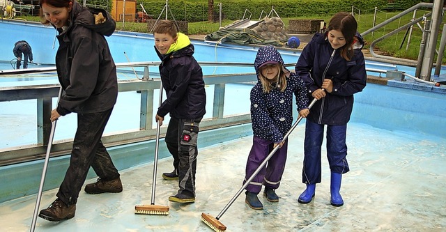 Viele  &#8222;Heinzelmnnchen&#8220; w... Samstag im Schweigmatter Bad am Werk.  | Foto: Angelika Schmidt