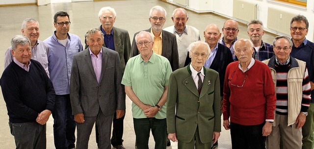 Der Vorsitzende Walter Blum (rechts) h...gjhrige Vereinszugehrigkeit geehrt.   | Foto: Reiner Beschorner