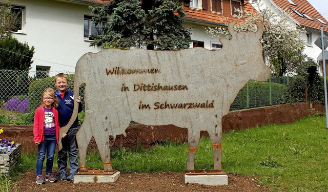 Kuh steht nicht fr Kuhdorf: Seit eini...ben ihren Spa mit dem Begrungstier.  | Foto: Christa Maier