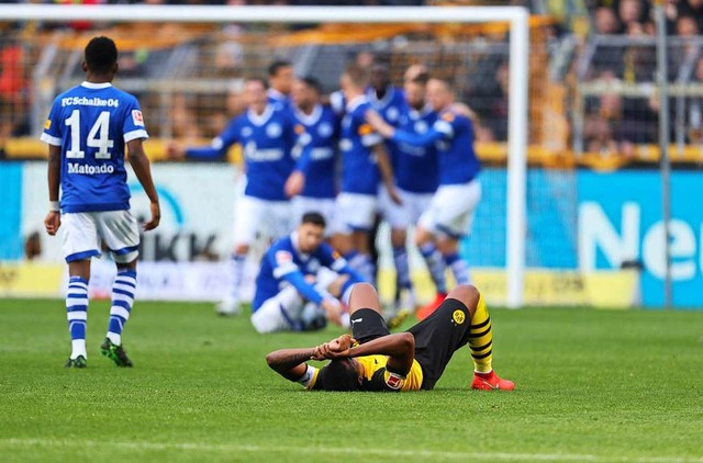 Der Dortmunder Manuel Akanji liegt nac...chalker Spieler im Hintergrund feiern.  | Foto: dpa