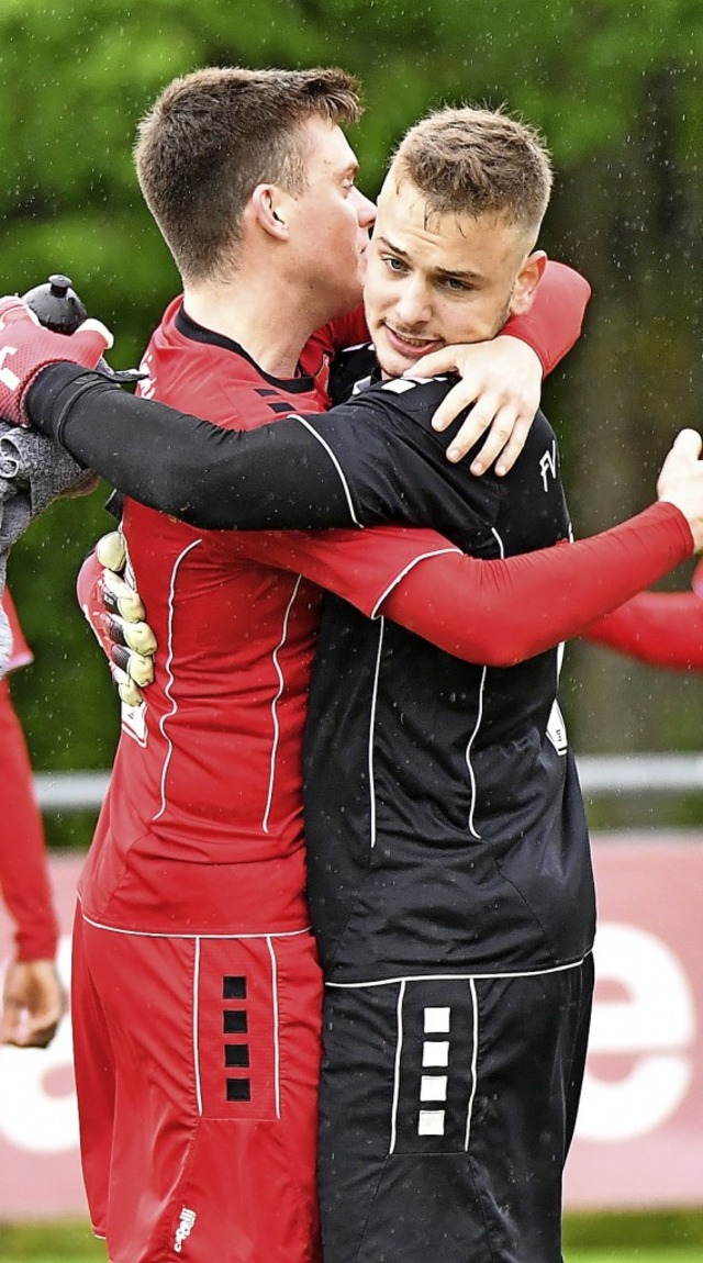 Erleichterung nach dem 4:0 beim SV End... David Pinke (links) und Marc Philipp   | Foto: Keller