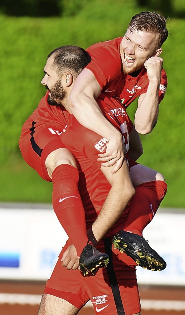 Huckepack: Jan Torres mit FCD-Kollege Frederick Karmann  | Foto: Keller