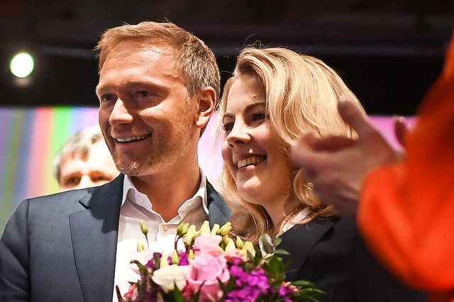 Der Parteivorsitzende Christian Lindne... ihrer Wahl als FDP-Generalsekretrin.  | Foto: dpa