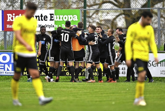 Unterschiedliche Gefhlswelten: Geknic...r und jubelnde Gste im  Hintergrund.   | Foto: Seeger