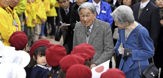 Kaiser Akihito und seine Frau Michiko ...d gerade deshalb in Japan so beliebt.   | Foto: AFP