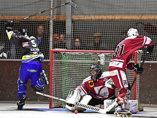 Beasts-Akteur  Mirko Sacher (links) sc...Merdinger Schlussmanns Henrik Schnurr.  | Foto: Achim Keller