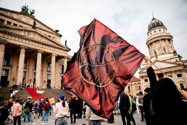 Auch auf dem  Berliner Gendarmenmarkt ...ction Rebellion  gegen die Klimakrise.  | Foto: dpa