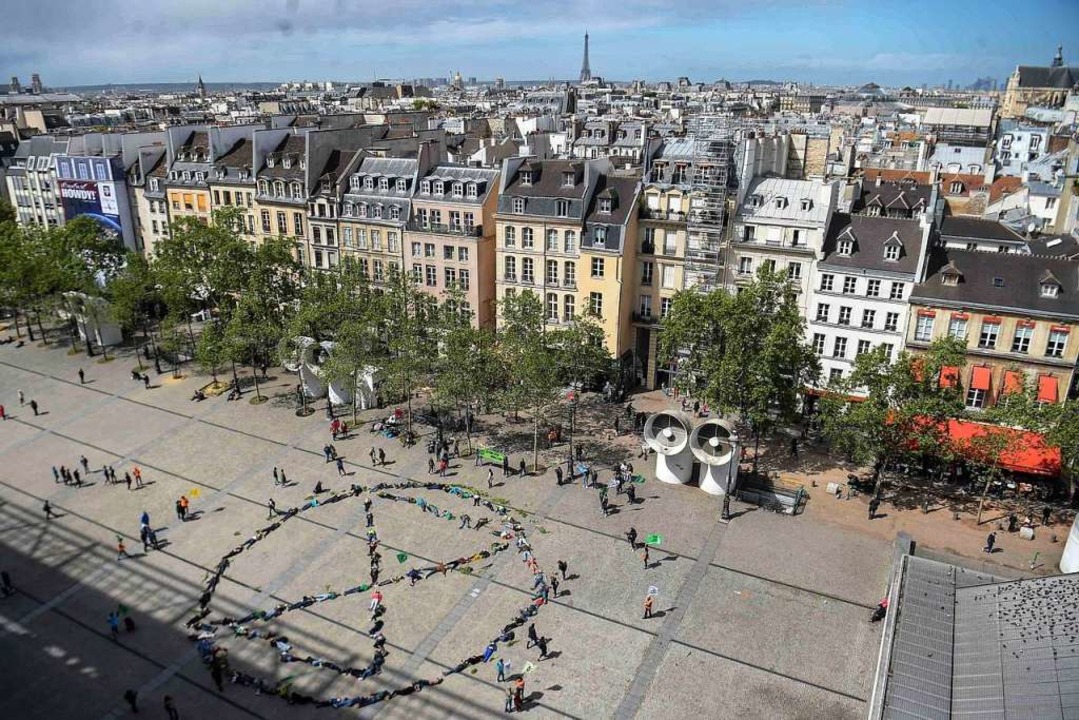 Und auch in Paris vor dem Centre Pompidou machten die Aktivisten eine Aktion.  | Foto: AFP