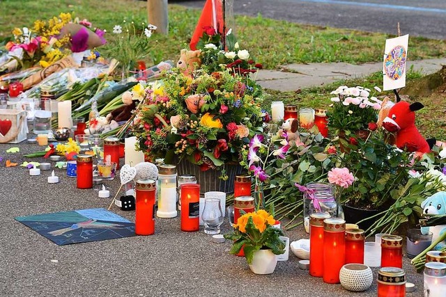 Gedenken an einen verstorbenen Jungen in Basel.  | Foto: Martin Eckert
