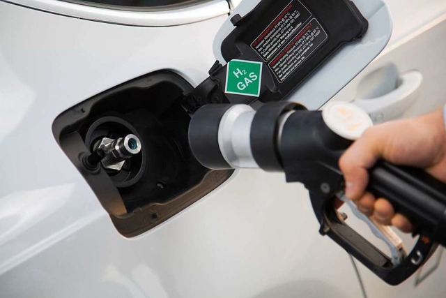 Brennstoffzellenautos werden mit Wasserstoff betankt.  | Foto: dpa-tmn
