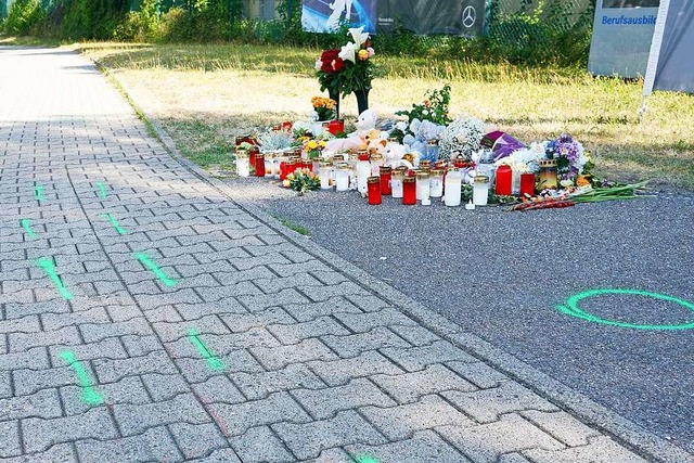 Teddybren, Kerzen und Blumen liegen a...die Sterbenden hilflos zurckgelassen.  | Foto: dpa