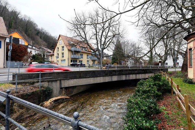 Die Eschbachbrcke auf Hhe des Schlos...rissen und durch einen Neubau ersetzt.  | Foto: Thomas Kunz