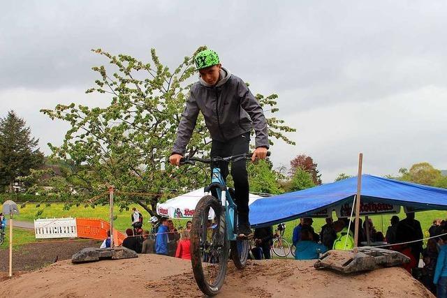 Drei Jugendliche errichten Mountainbike-Strecke fr Wallbach