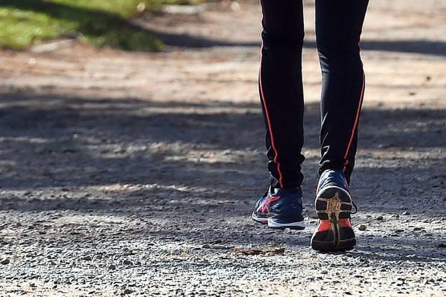 Die Polizei sucht nach dem Vorfall bei... sich vor einer Joggerin (Symbolbild).  | Foto: dpa